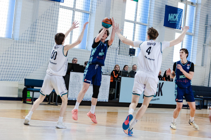 Победа в первом матче серии0077